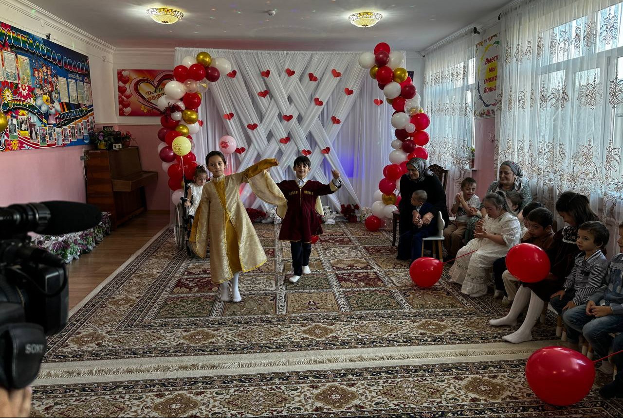 «Свет в наших сердцах»: праздник для особенных детей прошел в Реабилитационном центре для детей с ОВЗ Казбековского  района