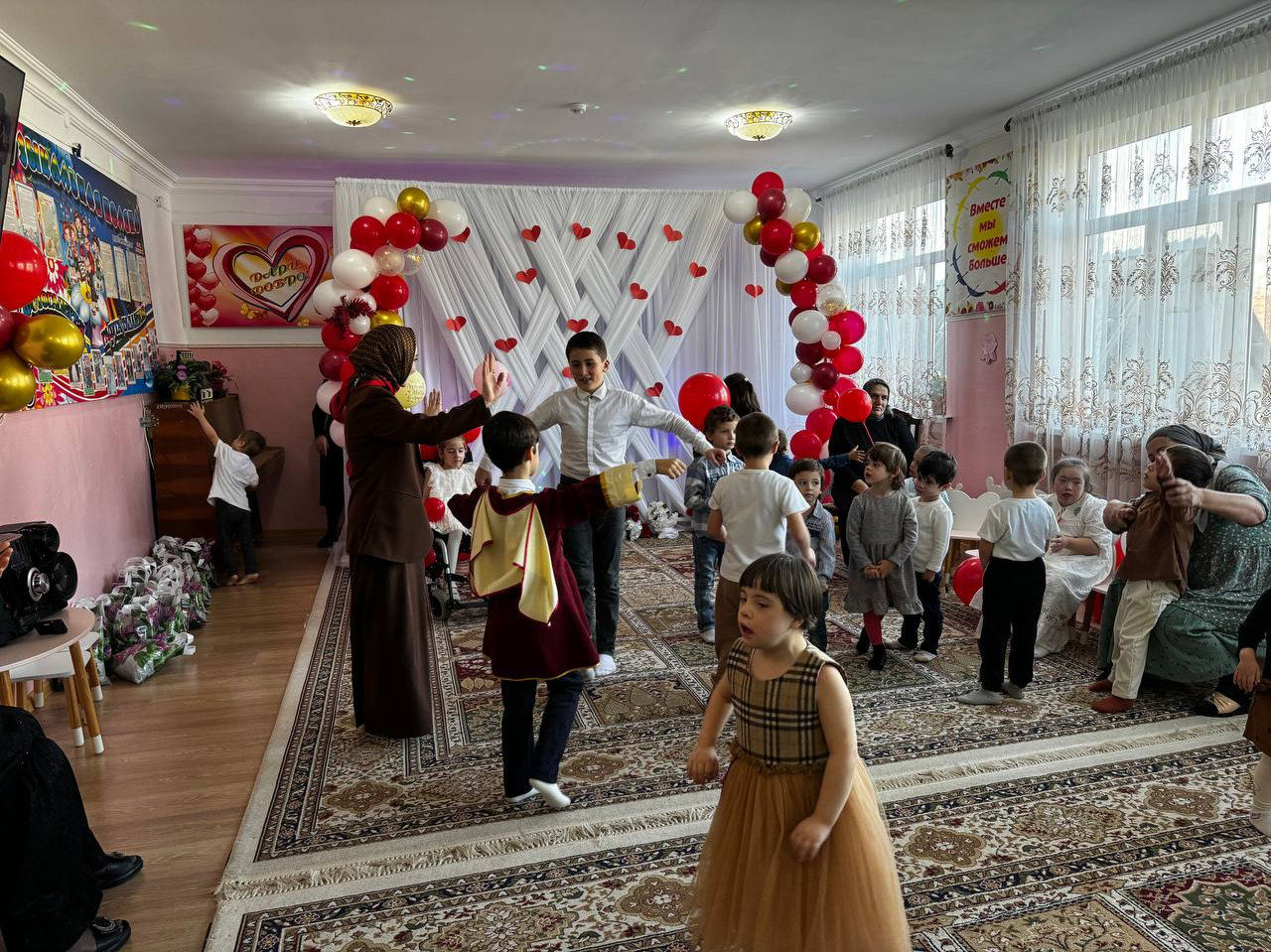 «Свет в наших сердцах»: праздник для особенных детей прошел в Реабилитационном центре для детей с ОВЗ Казбековского  района