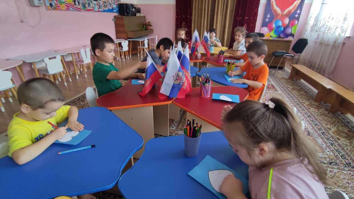 Получатели социальных услуг реабилитационного центра отметили День Российского Флага