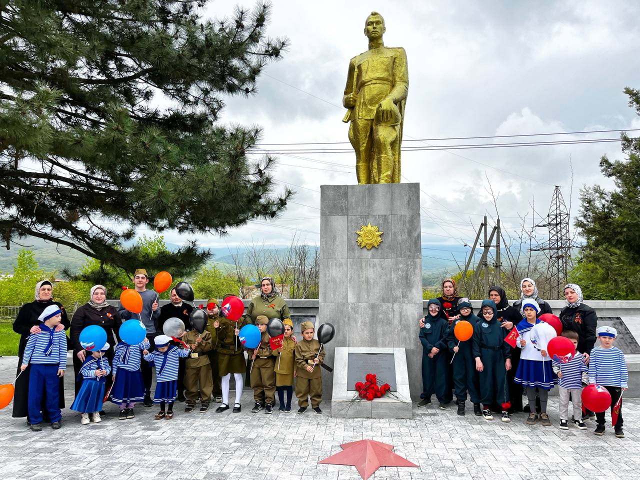 Воспитанники реабилитационного центра возложили цветы у памятника Неизвестному Солдату