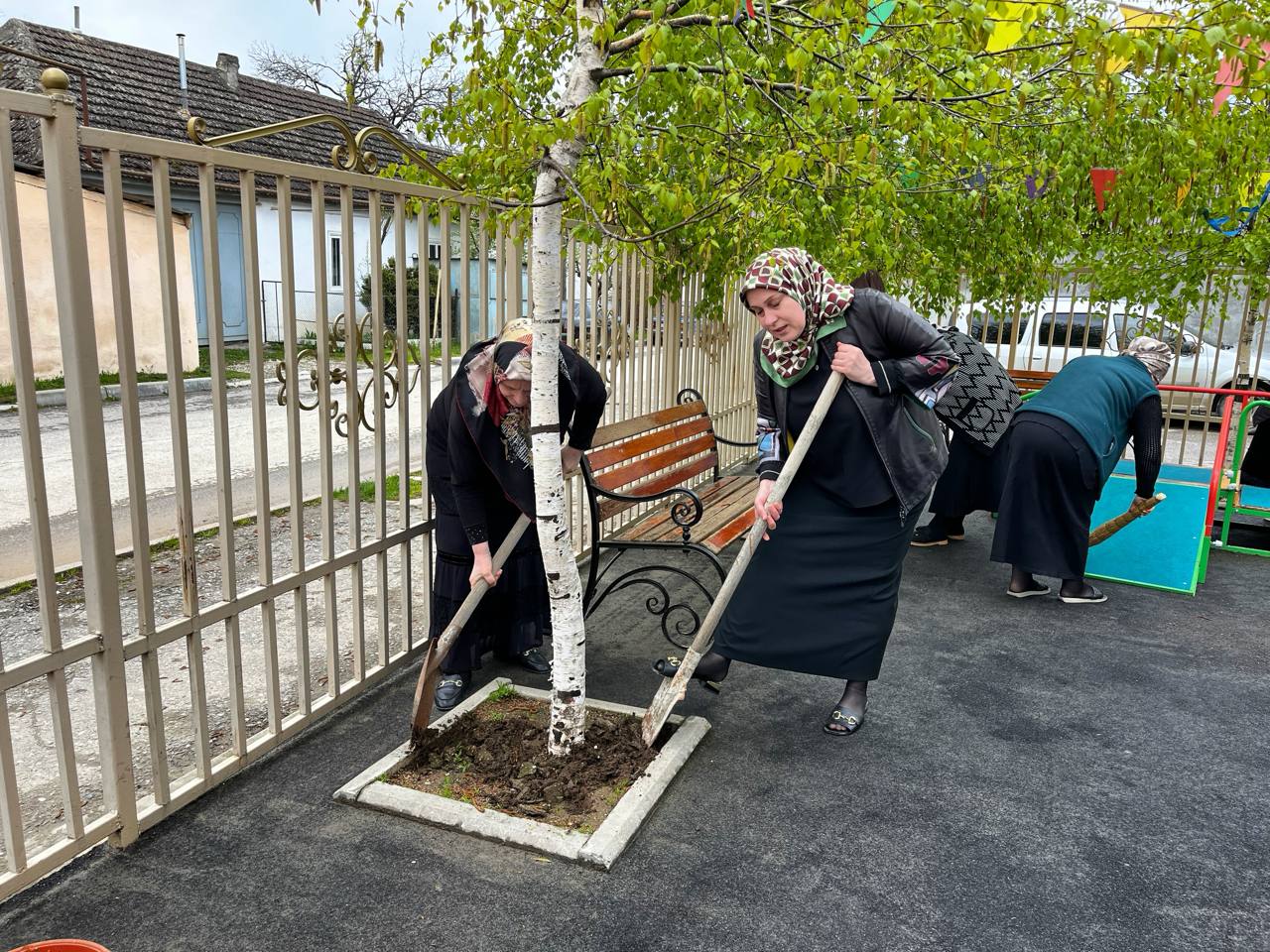 Коллектив Реабилитационного центра принял участие в субботнике по благоустройству территории учреждения и закрепленной прилегающей территории