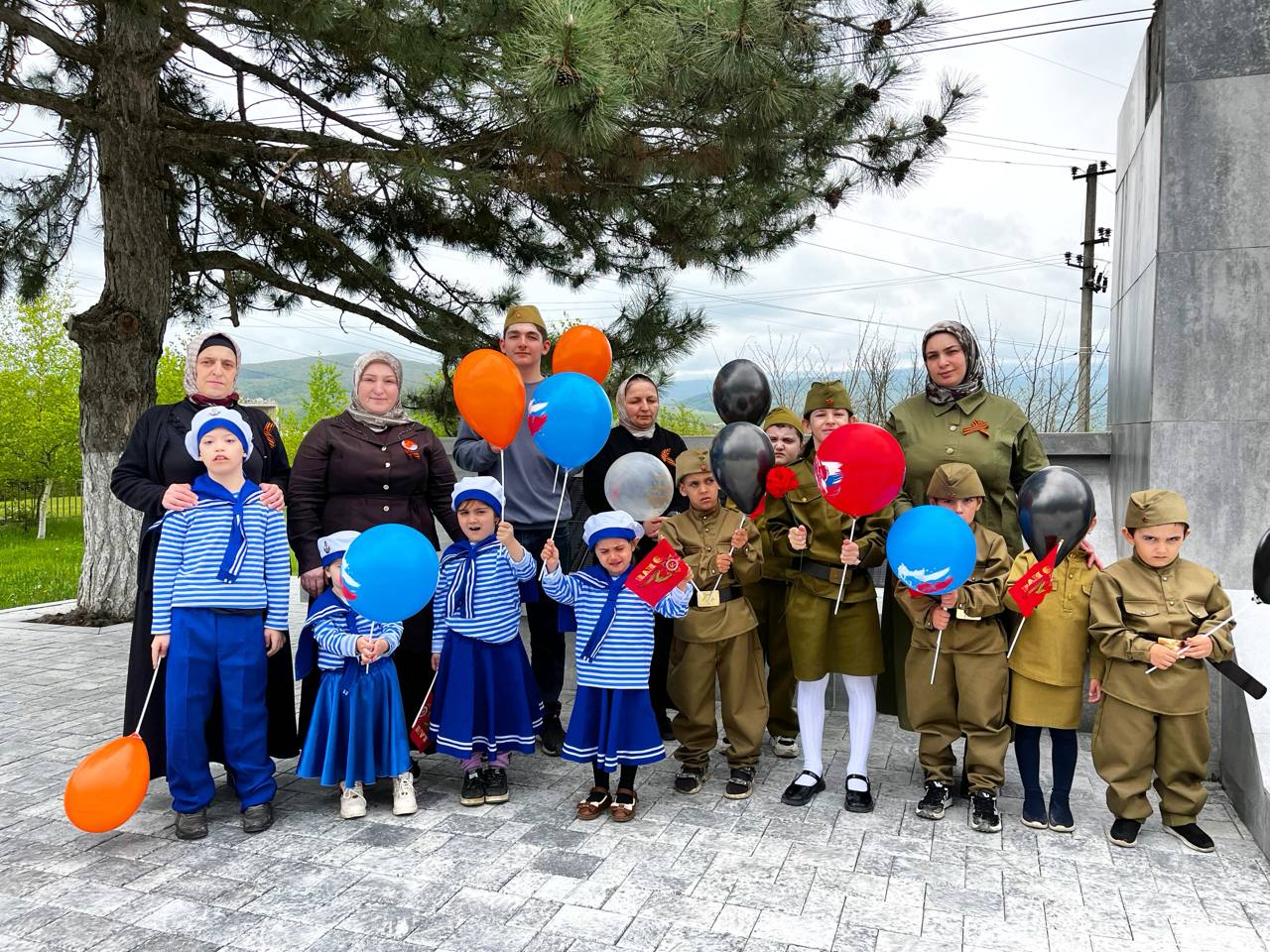 Воспитанники реабилитационного центра возложили цветы у памятника Неизвестному Солдату